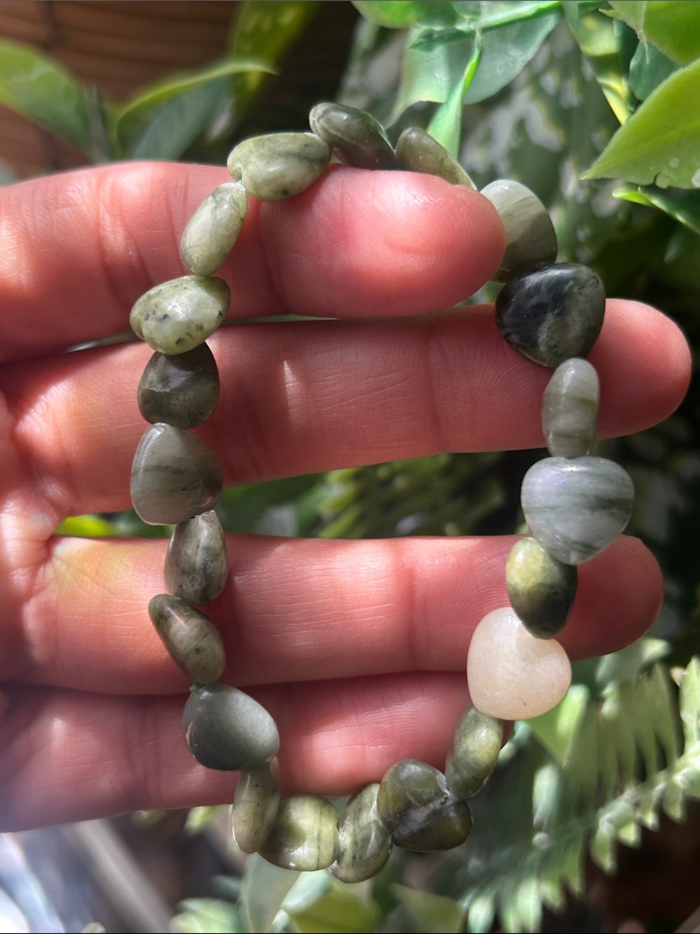 Green nephrite jade heart stretchy bracelet - Picture 3 of 6